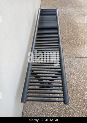 UN banc en fer original. Yonne. Frankreich. Stockfoto