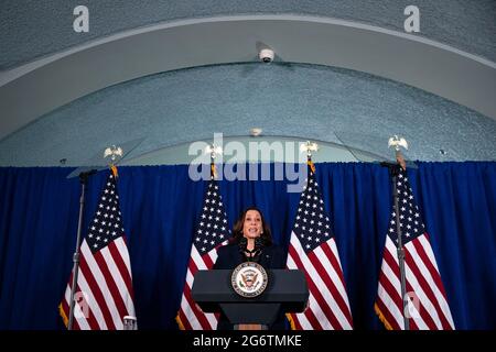 Washington, USA. Juli 2021. Die US-Vizepräsidentin Kamala Harris spricht am Donnerstag, den 8. Juli, an der Howard University in Washington, DC, USA. 2021. Harris, der die Bemühungen der Regierung um Stimmrechte anführt, hilft, eine Ausweitung der Kampagne des Demokratischen Nationalkomitees "Ich werde abstimmen" zu starten. Fotograf: Al Drago/Pool/Sipa USA Kredit: SIPA USA/Alamy Live News Stockfoto