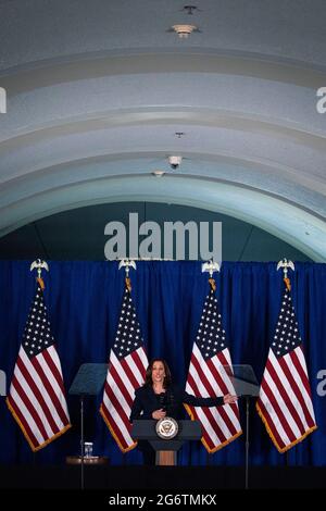 Washington, USA. Juli 2021. Die US-Vizepräsidentin Kamala Harris spricht am Donnerstag, den 8. Juli, an der Howard University in Washington, DC, USA. 2021. Harris, der die Bemühungen der Regierung um Stimmrechte anführt, hilft, eine Ausweitung der Kampagne des Demokratischen Nationalkomitees "Ich werde abstimmen" zu starten. Fotograf: Al Drago/Pool/Sipa USA Kredit: SIPA USA/Alamy Live News Stockfoto