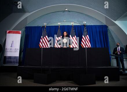 Washington, USA. Juli 2021. Die US-Vizepräsidentin Kamala Harris spricht am Donnerstag, den 8. Juli, an der Howard University in Washington, DC, USA. 2021. Harris, der die Bemühungen der Regierung um Stimmrechte anführt, hilft, eine Ausweitung der Kampagne des Demokratischen Nationalkomitees "Ich werde abstimmen" zu starten. Fotograf: Al Drago/Pool/Sipa USA Kredit: SIPA USA/Alamy Live News Stockfoto