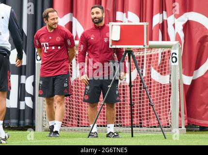 München, 7. Juli 2021, Datenanalyst Soner Mansuroglu (R) Performance Analyst , Trainingsmonitoring-Analyst mit GPS-Tracking-System Catapult beim Training des FC BAYERN MÜNCHEN am 7. Juli 2021 in München, Deutschland Saison 2021/2022, Spieltag x, 1.Bundesliga, FCB, München, x.Spieltag. © Peter Schatz / Alamy Live News Stockfoto