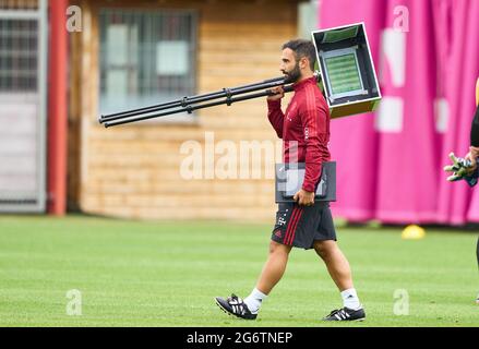 München, 7. Juli 2021, Datenanalyst Soner Mansuroglu (R) Performance Analyst , Trainingsmonitoring-Analyst mit GPS-Tracking-System Catapult , beim Training des FC BAYERN MÜNCHEN am 7. Juli 2021 in München, Deutschland Saison 2021/2022, Spieltag x, 1.Bundesliga, FCB, München, x.Spieltag. © Peter Schatz / Alamy Live News Stockfoto