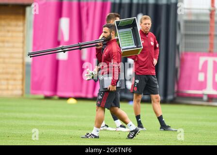 München, 7. Juli 2021, Datenanalyst Soner Mansuroglu (R) Performance Analyst , Trainingsmonitoring-Analyst mit GPS-Tracking-System Catapult , Trainer Julian Nagelsmann (FCB), Teamchef, Headcoach, Trainer, beim Training des FC BAYERN MÜNCHEN am 7. Juli 2021 in München, Deutschland Saison 2021/2022, Spieltag x, 1.Bundesliga, FCB, München, x.Spieltag. © Peter Schatz / Alamy Live News Stockfoto