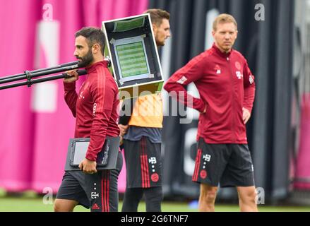 München, 7. Juli 2021, Datenanalyst Soner Mansuroglu (R) Performance Analyst , Trainingsmonitoring-Analyst mit GPS-Tracking-System Catapult , Trainer Julian Nagelsmann (FCB), Teamchef, Headcoach, Trainer, beim Training des FC BAYERN MÜNCHEN am 7. Juli 2021 in München, Deutschland Saison 2021/2022, Spieltag x, 1.Bundesliga, FCB, München, x.Spieltag. © Peter Schatz / Alamy Live News Stockfoto