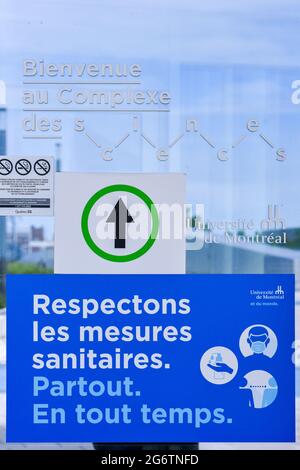 „Respect the sanitary massnahmen“ heißt es in dieser öffentlichen Bekanntmachung am Eingang der Universität von Montreal, Montreal, Kanada Stockfoto