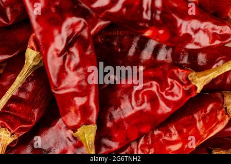 Eine Makroaufnahme von roten Chili-Paprika. Draufsicht. Vollformat. Stockfoto