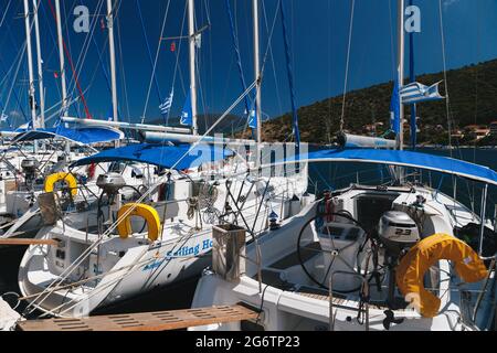 Agia Efimia, Insel Cefalonia, Griechenland - Juli, 14 2019: Nahaufnahme von weißen Yachten zur Miete gegen den blauen Himmel an einem Liegeplatz im Hafen von Agia Efimia. Stockfoto