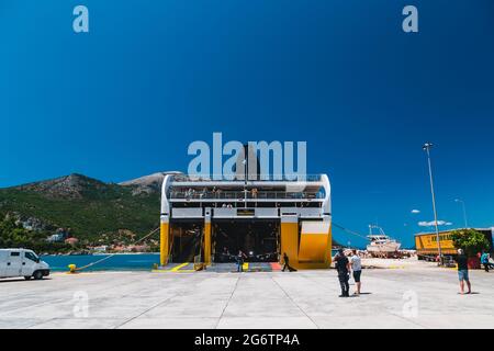 Poros, Insel Cefalonia, Griechenland - Juli, 17 2019: Eine Einschiffung von Autos und Passagieren an einem Fährschiff der Levante Ferries Group, das am Hafen von angedockt ist Stockfoto