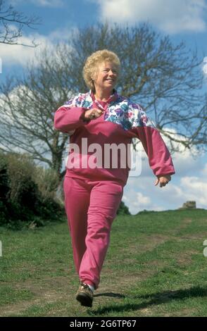 Reife Frau, die schnell auf dem Land unterwegs ist Stockfoto
