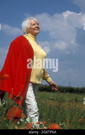 Reife Frau, die auf dem Land läuft Stockfoto