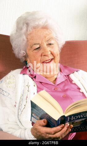 ältere Frau lesen Stockfoto