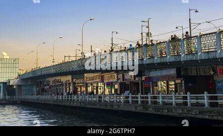 Angeln auf der Galata-Brücke in Istanbul Stockfoto