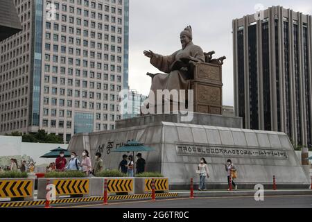 Seoul, Südkorea. Juli 2021. Menschen, die Gesichtsmasken tragen, gehen in der Gegend von Gwanghwamun in Seoul, Südkorea, 8. Juli 2021. Südkorea meldete am Donnerstag seine höchsten täglichen COVID-19-Fälle, was die Gesundheitsbehörden dazu führte, offiziell bekannt zu geben, dass das Land in die vierte Welle der Pandemie eingetreten ist. Quelle: Wang Jingqiang/Xinhua/Alamy Live News Stockfoto