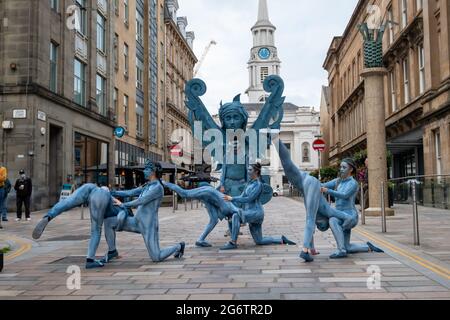 Glasgow, Schottland, Großbritannien. Juli 2021. Darsteller während der Eröffnungsfeier des Merchant City Festivals. Kredit: Skully/Alamy Live Nachrichten Stockfoto