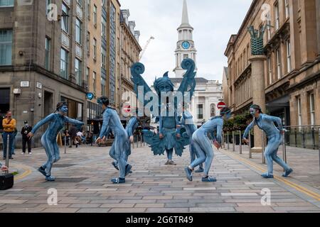 Glasgow, Schottland, Großbritannien. Juli 2021. Darsteller während der Eröffnungsfeier des Merchant City Festivals. Kredit: Skully/Alamy Live Nachrichten Stockfoto