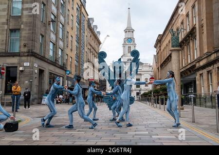 Glasgow, Schottland, Großbritannien. Juli 2021. Darsteller während der Eröffnungsfeier des Merchant City Festivals. Kredit: Skully/Alamy Live Nachrichten Stockfoto