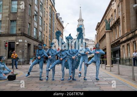 Glasgow, Schottland, Großbritannien. Juli 2021. Darsteller während der Eröffnungsfeier des Merchant City Festivals. Kredit: Skully/Alamy Live Nachrichten Stockfoto