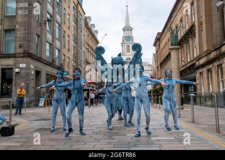 Glasgow, Schottland, Großbritannien. Juli 2021. Darsteller während der Eröffnungsfeier des Merchant City Festivals. Kredit: Skully/Alamy Live Nachrichten Stockfoto