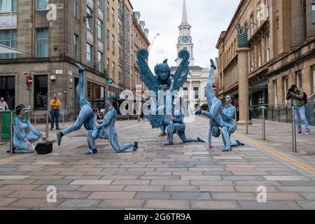 Glasgow, Schottland, Großbritannien. Juli 2021. Darsteller während der Eröffnungsfeier des Merchant City Festivals. Kredit: Skully/Alamy Live Nachrichten Stockfoto