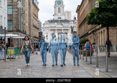 Glasgow, Schottland, Großbritannien. Juli 2021. Darsteller während der Eröffnungsfeier des Merchant City Festivals. Kredit: Skully/Alamy Live Nachrichten Stockfoto