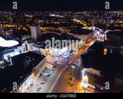 Charkiw, Ukraine - 21. Mai 2021: Nikolsky Einkaufszentrum. Nachtlichter erleuchteten die Panoramaansicht der Stadt. Stadtzentrum in der Nähe des Konstytutsii-Platzes in K Stockfoto