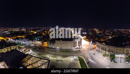 City Center Luftweite Panoramaansicht vom Konstytutsii Platz auf Sumska St, Wahrzeichen in Kharkiv, Ukraine. Nachtlichter beleuchteten das Stadtbild Stockfoto