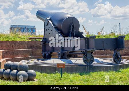 Kanone aus der Zeit des Bürgerkriegs in Fort McHenry. Die Festung war maßgeblich am Schutz von Baltimore und der Annäherung an Washington, D.C., beteiligt Stockfoto