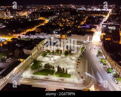 Nachtlichter beleuchteten das Stadtbild. City Center Luftweite Panoramablick auf Konstytutsii Platz, historisches Museum und Sumska St. Sehenswürdigkeiten in Kharki Stockfoto