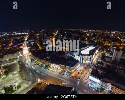 Kharkiv, Ukraine - 21. Mai 2021: Eröffnung des Nikolsky-Einkaufszentrums. Nachtlichter erleuchteten die Panoramaansicht der Stadt. Stadtzentrum in der Nähe von Konstytuts Stockfoto