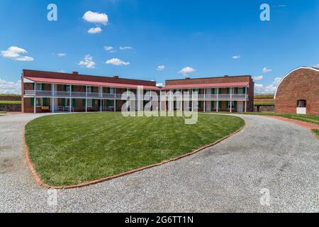 Die Nummer 1 der Männer-Kasernen, die Junior Officers' Barracks und das Magazin in Fort McHenry. Stockfoto