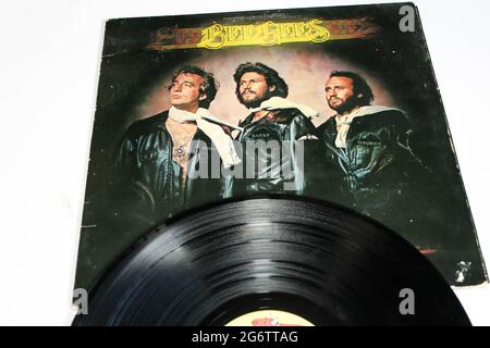 Disco- und Soul-Künstler, das Bee Gees-Musikalbum auf Vinyl-Schallplatte. Titel: Children of the World Albumcover Stockfoto