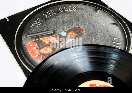 Disco- und Soul-Künstler, das Bee Gees-Musikalbum auf Vinyl-Schallplatte. Titel: Life in a Tin Can Albumcover Stockfoto