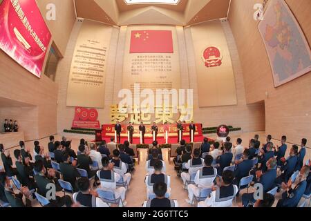 Hongkong. Juli 2021. Das Foto vom 8. Juli 2021 zeigt die Eröffnungszeremonie des Ausstellungszentrums der Garnison der chinesischen Volksbefreiungsarmee (PLA) in der Sonderverwaltungsregion Hongkong (HKSAR) in der Ngong Shuen Chau Barracks in Hongkong, Südchina. ZUM MITMACHEN: 'PLA Garnison in Hongkong weiht Ausstellungszentrum ein' Credit: Yi Ding/Xinhua/Alamy Live News Stockfoto