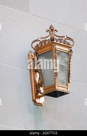 Außen-Laterne aus bronzefarbenem Gold mit verziertem Gas Stockfoto