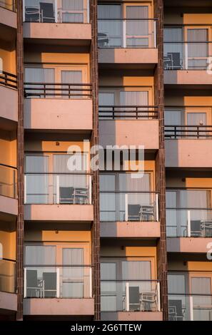 Detail der Fenster in einem Mehrfamilienhaus in Alicante, Spanien Stockfoto