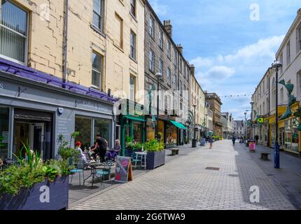 Geschäfte und Cafés auf der St. John's Street im Stadtzentrum, Perth, Schottland, Großbritannien Stockfoto