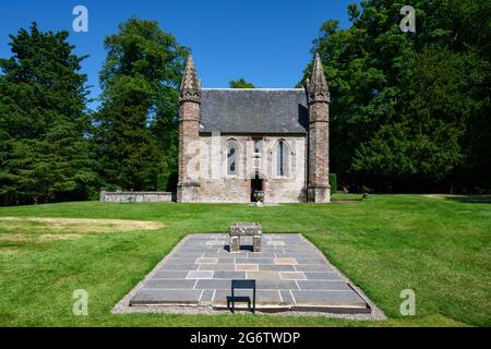 Die Kapelle auf Moot Hill mit einer Nachbildung des Steins von Scone vor dem Gebäude, Scone Palace, Perth, Schottland, Großbritannien Stockfoto