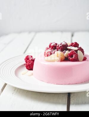 Rosa Panna Cotta Dessert mit frischen Himbeeren. Stockfoto