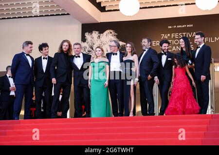 Cannes, Frankreich. Juli 2021. CANNES - JULI 08: Lilou Siauvaud, Gregory Di Meglio, Abigail Breslin, Tom McCarthy, Matt Damon, Camille Cottin, Idir Azougli und Liza Chasin kommen zur Premiere von STILLWATER während der 74. Filmfestspiele von Cannes am 08. Juli 2021 im Palais des Festivals in Cannes, Frankreich. (Foto von Lyvans Boolaky/ÙPtertainment/Sipa USA) Quelle: SIPA USA/Alamy Live News Stockfoto