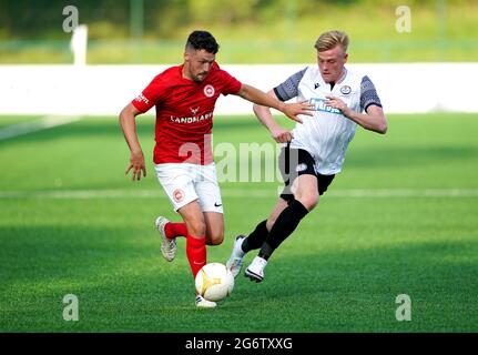 Larnes Tomas Cosgrove (links) und Balas will Evans kämpfen während der ersten Qualifikationsrunde der UEFA Europa Conference League, dem ersten Beinspiel in Park Hall, Oswestry, um den Ball. Bilddatum: Donnerstag, 8. Juli 2021. Stockfoto