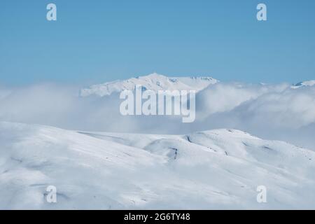 Winter verschneite und wolkige Berglandschaft Stockfoto