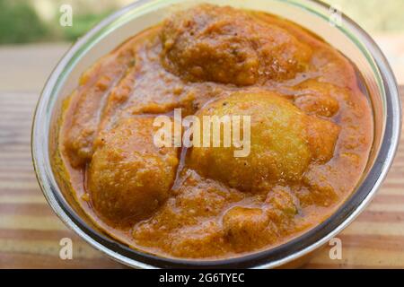 Beliebte punjabi nordindische Beilage Dum aloo mit Soße. Indische Lebensmittel Rezept Baby Kartoffel Gemüse mit Reis oder Chapati in Schüssel serviert gegessen Stockfoto