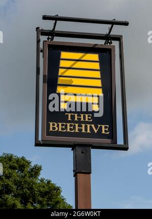 The Beehive Pub Schild, Curdworth, Warwickshire, England, Großbritannien Stockfoto