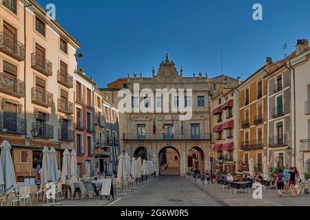 Fassade des Rathauses mit Sonnenschirmen, Tischen und Stühlen von Bars und Restaurants auf dem Hauptplatz der Stadt Cuenca, Castilla la Mancha, Spanien, Stockfoto