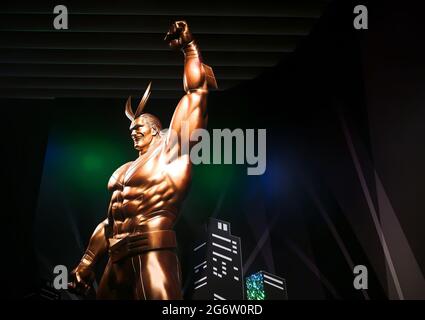 tokio, japan - 03 2021. juni: Goldene Statue des Superhelden All Might hebt seine Faust in die Luft und steht am Ausgang der My Hero Academia EXH Stockfoto