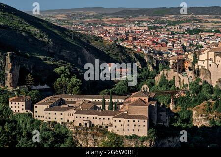 Ehemaliges Kloster San Pablo des Dominikanerordens, Parador de turismo am Huecar-Fluss der Stadt Cuenca, Castilla la Macha, Spanien, Europa. Stockfoto