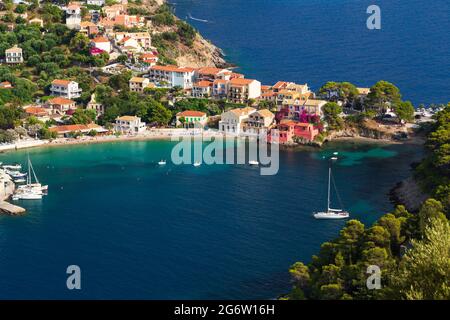 Nahaufnahme des Dorfes Asos, der Halbinsel Assos und des fantastischen türkisblauen ionischen Meerwassers. Luftaufnahme, Sommerlandschaft der berühmten und Stockfoto