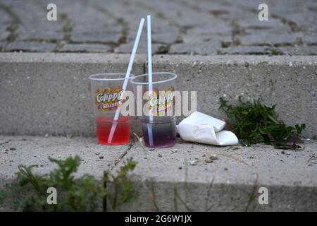 München, Deutschland. Juli 2021. Plastikmüll, Einweg-Plastik, Verbot, halbvolle Plastikbecher, Plastik mit Trinkhalmen aus Kunststoff sind auf einem Bürgersteig, Plastikmüll, Müll. @Sven Simon Fotoagentur. GmbH & Co. Pressefoto KG # Prinzessin-Luise-Str. 41 # 45479 M uelheim/R uhr # Tel 0208/9413250 # Fax. 0208/9413260 # GLS Bank # BLZ 430 609 67 # Konto 4030 025 100 # IBAN DE75 4306 0967 4030 0251 00 # BIC GENODEM1GLS # www.svensimon.net. Kredit: dpa/Alamy Live Nachrichten Stockfoto