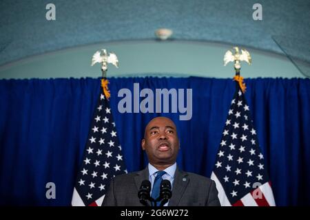 Washington, DC, USA. Juli 2021. Jaime Harrison, Vorsitzender des Democratic National Committee, spricht am Donnerstag, den 8. Juli, vor dem US-Vizepräsidenten Kamala Harris, nicht abgebildet, an der Howard University in Washington, DC, USA. 2021. Harris, der die Bemühungen der Regierung um Stimmrechte anführt, hilft, eine Ausweitung der Kampagne des Demokratischen Nationalkomitees "Ich werde abstimmen" zu starten. Quelle: Al Drago/Pool via CNP/dpa/Alamy Live News Stockfoto