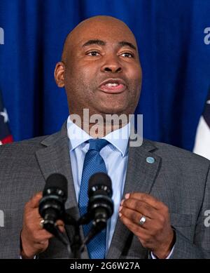 Washington, DC, USA. Juli 2021. Jaime Harrison, Vorsitzender des Democratic National Committee, spricht am Donnerstag, den 8. Juli, vor dem US-Vizepräsidenten Kamala Harris, nicht abgebildet, an der Howard University in Washington, DC, USA. 2021. Harris, der die Bemühungen der Regierung um Stimmrechte anführt, hilft, eine Ausweitung der Kampagne des Demokratischen Nationalkomitees "Ich werde abstimmen" zu starten. Quelle: Al Drago/Pool via CNP/dpa/Alamy Live News Stockfoto